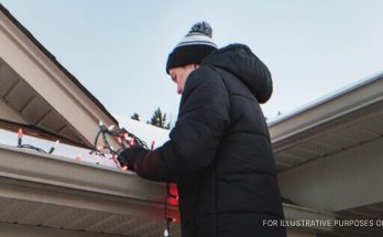 Boy Decorates Lonely Neighbor’s House for Xmas, Learns His Estranged Granny Lives There – Story of the Day