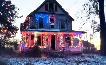 On Christmas Eve, I Visited My Missing Parents' Abandoned House and Found It Beautifully Decorated