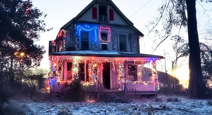 On Christmas Eve, I Visited My Missing Parents' Abandoned House and Found It Beautifully Decorated