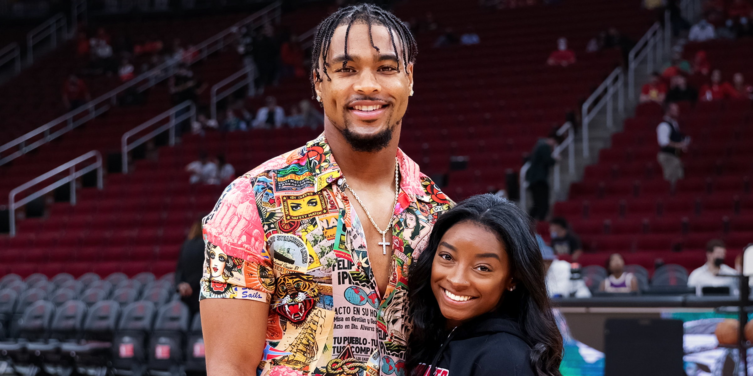 Simone Biles and Husband Jonathan Owens Share Sweet Moment on the Field Before Bears-Vikings Game – Video