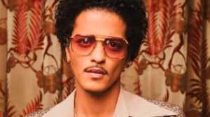 Bruno Mars aparece com camiseta de Lady Gaga e intensifica rumores de parceria