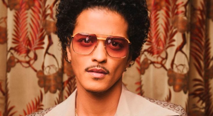 Bruno Mars aparece com camiseta de Lady Gaga e intensifica rumores de parceria