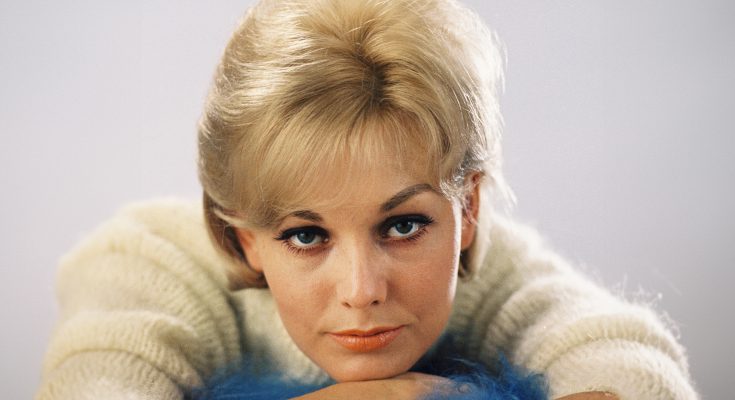 Users Say '80s Bombshell Kim Novak 'Destroyed Her Gorgeous Face' with Plastic Surgeries – Her Transformation Caused a Stir