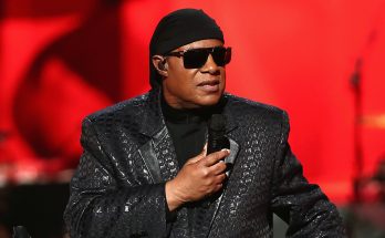 Stevie Wonder Always Performs in Glasses – He Took Them off 3 Times to Show His Face