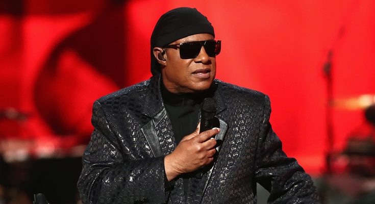 Stevie Wonder Always Performs in Glasses – He Took Them off 3 Times to Show His Face