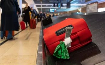 Airport baggage handler issues warning to anyone who ties a ribbon on their suitcase