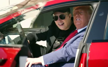 Photographer captures what was written on Donald Trump's bizarre note as he bought Tesla from Elon Musk