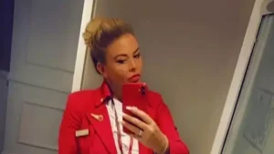Flight attendant warns against three ‘dangerous’ habits influencers do on planes that drivers her ‘nuts’